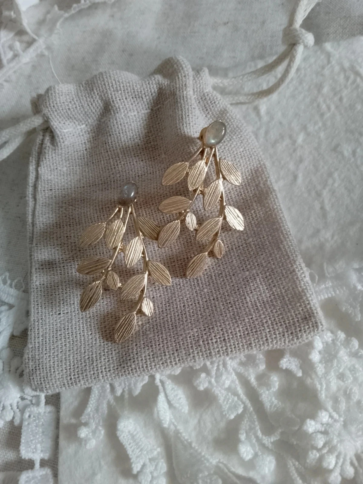 Boucles d'oreilles bohèmes feuilles dorées et pierrescde labradorite